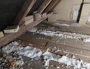 Zateplení stropu rodinného domu pomocí foukané izolace